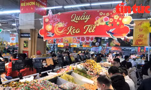 Các siêu thị ở Hà Nội đông người mua sắm Tết, khách xếp hàng dài chờ thanh toán