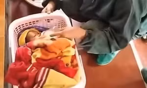 Bé gái sơ sinh bị bỏ rơi trước cổng nhà dân ở Hà Nội