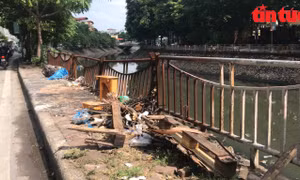 Nhiều bờ sông ở Hà Nội mất lan can, có nơi chỉ chăng dây