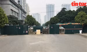 Rào chắn đoạn đường ngập phế thải, trụ bê tông ở quận Cầu Giấy