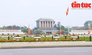 Đường phố Hà Nội rực rỡ cờ hoa dịp lễ 30/4 - 1/5