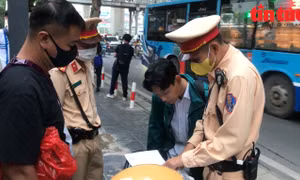 Nhiều người ngỡ ngàng vì bị xử phạt khi đi bộ sang đường kiểu 'bất chấp'