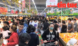 'Biển người' đổ xô về các siêu thị mua sắm Tết