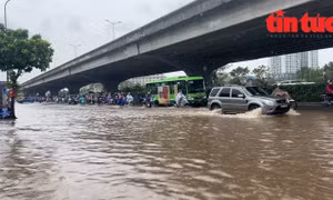 Trục đường Khuất Duy Tiến - Nguyễn Xiển (Hà Nội) nhiều đoạn ngập úng, ùn tắc 'không lối thoát'
