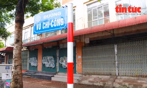 Nghịch lý tầng 1 nhà tái định cư bỏ không, người dân căng ô dù buôn bán bên ngoài