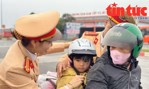 Cảnh sát giao thông Nam Định tặng quà, hỗ trợ người dân về quê đón Tết
