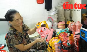 Cặp vợ chồng ở phố cổ Hà Nội làm 3.000 mặt nạ giấy bồi đón Tết Trung thu
