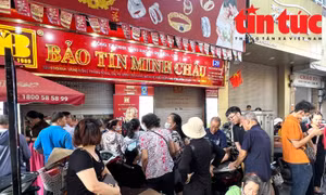 Giá vàng ngày 13/10 tăng mạnh, người dân Hà Nội xếp hàng từ sớm chờ mua