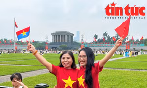 Người dân và du khách nô nức chụp ảnh tại Quảng trường Ba Đình dịp lễ 30/4