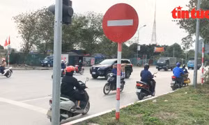 Lũ lượt đi ngược chiều bất chấp nguy hiểm trên Đại lộ Thăng Long
