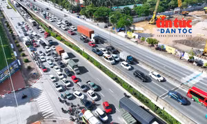Dòng phương tiện ùn ùn rời Thủ đô đi nghỉ lễ Quốc khánh 2/9.