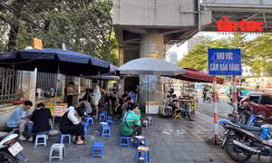 Tái diễn tình trạng lấn chiếm vỉa hè xung quanh nhà ga metro Hà Nội