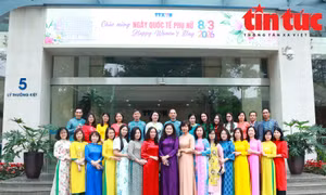 Sắc áo dài rạng rỡ trên phố dịp Quốc tế Phụ nữ 8/3