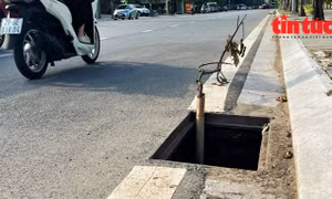 Nguy hiểm rình rập trên đoạn đường xuyên tâm phường Cầu Giấy
