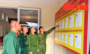 Chiến sĩ trẻ háo hức trong lần đầu tiên thực hiện quyền bầu cử