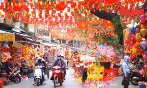 Sắc màu Trung thu rực rỡ tràn ngập phố Hàng Mã