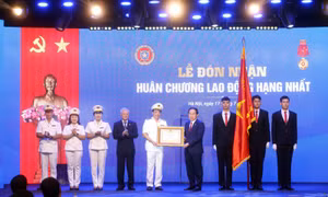 Cục Quản lý Thi hành án dân sự đón nhận Huân chương Lao động hạng Nhất.