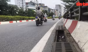 Nguy cơ mất an toàn giao thông trên đường Vành đai 2 Hà Nội
