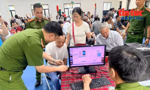 Thu nhận mẫu sinh phẩm ADN thân nhân liệt sĩ.