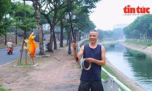 Người dân thong thả câu cá dịp nghỉ Lễ Quốc khánh trên sông Tô Lịch xanh sạch đẹp 