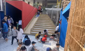 Thiếu nhi Thủ đô thích thú trải nghiệm 'Hành lang Thơ Ngây'