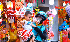 Sắc màu Trung thu phủ kín phố Hàng Mã, đồ chơi truyền thống hút khách.
