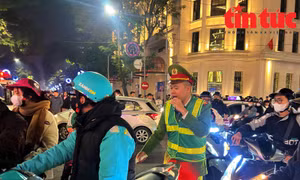 Hà Nội: Biển người đổ về hồ Hoàn Kiếm đón năm mới, nhiều tuyến phố tắc cứng