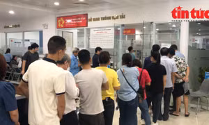 Người dân xếp hàng dài chờ làm thủ tục cấp đổi giấy phép lái xe ở Hà Nội