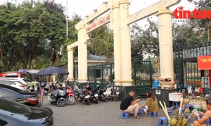 Hà Nội: Cần xử lý tình trạng hàng quán, xe cộ 'bịt kín' cổng công viên