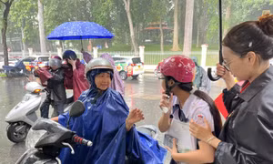 Phụ huynh luôn là điểm tựa vững chắc cho các thí sinh trong kỳ thi tốt nghiệp THPT năm 2024