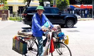 Người lao động oằn mình mưu sinh dưới nắng nóng gần 40 độ C.