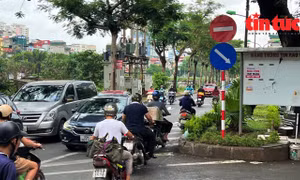 Lũ lượt đi ngược chiều bất chấp nguy hiểm trên đường Nguyễn Ngọc Vũ
