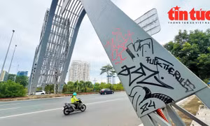 Cổng chào ở Hà Nội bị vẽ bậy, bôi bẩn
