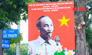 Hà Nội rực rỡ cờ hoa, người dân xuống phố chụp ảnh chào đón Quốc khánh 2/9.