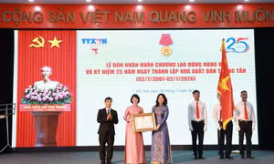 Nhà xuất bản Thông tấn kỷ niệm 25 năm thành lập và đón nhận Huân chương Lao động hạng Ba.