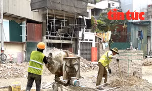 Công nhân, shipper 'đốt sức' giữa nắng nóng đầu mùa hè ở Hà Nội