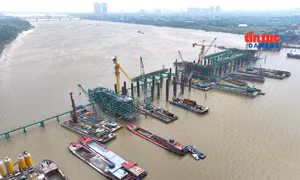 Cầu Trần Hưng Đạo lắp những dầm thép đầu tiên, hướng tới dựng vòm vô cực.