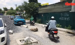 Đường thi công dở dang gây mất an toàn giao thông tại Hà Nội