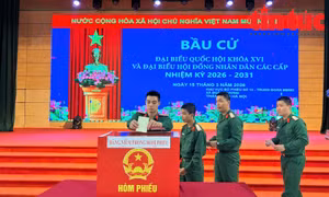 Chiến sĩ, cử tri trẻ háo hức trong lần đầu đi bỏ phiếu bầu cử