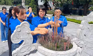 Đoàn thanh niên báo Tin tức dâng hương tại Khu lưu niệm Tổng Bí thư Nguyễn Văn Cừ