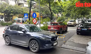 Đường dành riêng cho người đi bộ ở Hà Nội bị biến thành bãi đỗ ô tô