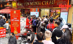 Giá vàng hồi phục, người dân xếp hàng mua xuyên trưa