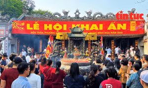 Người dân nô nức chiêm bái Đền Trần Nam Định dịp đầu năm