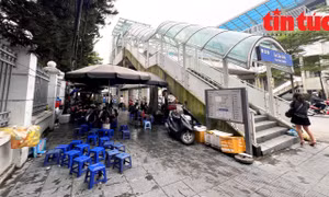 Hàng quán lấn chiếm chân nhà ga Cầu Giấy tuyến Metro Nhổn - Ga Hà Nội