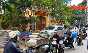 Tràn lan vi phạm trật tự đô thị trước cổng Di tích quốc gia chùa Xã Đàn