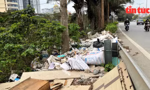 Nhức nhối tình trạng đổ trộm rác thải trên đường vành đai ở Hà Nội