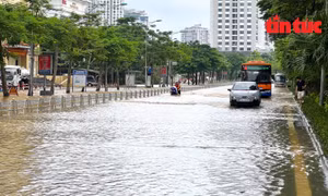 Trưa 1/10, đường Võ Chí Công vẫn ngập sâu khiến giao thông đảo lộn