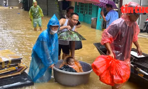 Nhiều ngõ, phố ngoài đê (Hoàn Kiếm, Hà Nội) ngập sâu, người dân đi thuyền trên phố