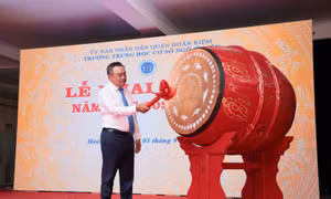 Chủ tịch UBND TP Hà Nội đánh trống khai giảng năm học mới tại trường THCS Ngô Sĩ Liên
