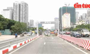 Rào chắn ngăn xe máy lên cầu vượt thép Mai Dịch chưa được thông xe
